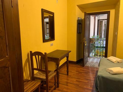 Habitación Doble con baño privado del hotel Pensión Lisdos. Foto 2