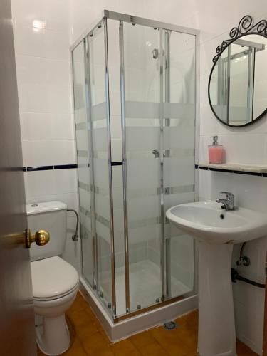 Habitación Doble con baño privado del hotel Pensión Lisdos. Foto 4