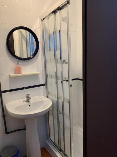 Habitación Doble con baño privado del hotel Pensión Lisdos. Foto 6