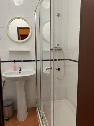 Habitación Doble con baño privado del hotel Pensión Lisdos. Foto 7