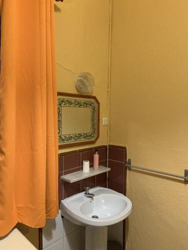 Habitación Individual con baño compartido del hotel Pensión Lisdos. Foto 5