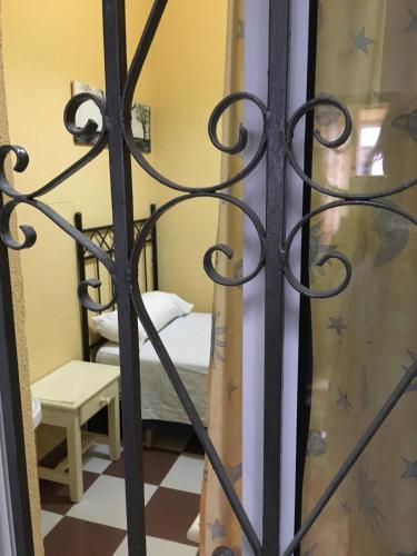 Habitación Individual con baño compartido del hotel Pensión Lisdos. Foto 6