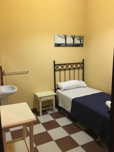 Habitación Individual con baño compartido del hotel Pensión Lisdos. Foto 9