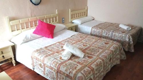 Habitación Triple con baño privado del hotel Pensión Lisdos. Foto 4