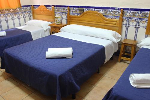 Habitación Cuádruple con baño privado del hotel Pensión Lisdos. Foto 2