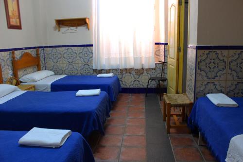 Habitación Cuádruple con baño privado del hotel Pensión Lisdos. Foto 3