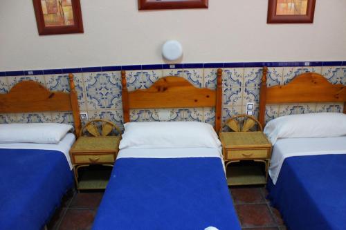Habitación Cuádruple con baño privado del hotel Pensión Lisdos. Foto 4