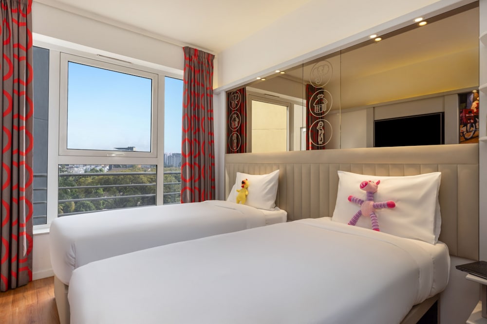 Habitación moderna con dos camas individuales del hotel Ibis Styles Nairobi Westlands