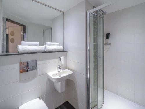Habitación moderna con una cama doble del hotel Ibis Styles Nairobi Westlands. Foto 3