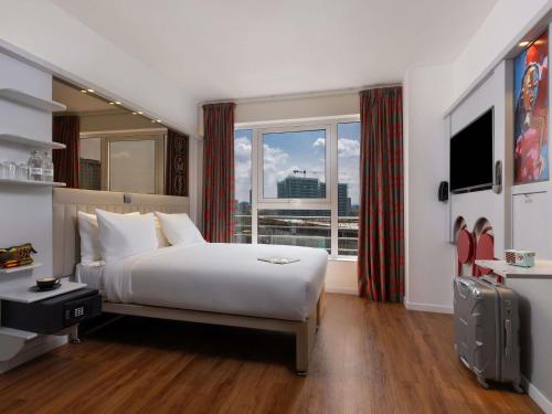 Habitación moderna con una cama doble del hotel Ibis Styles Nairobi Westlands. Foto 4