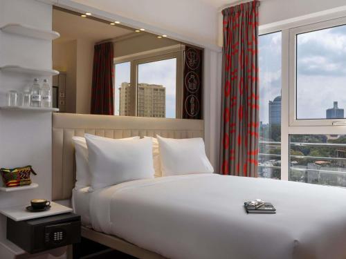 Habitación moderna con una cama doble del hotel Ibis Styles Nairobi Westlands. Foto 7