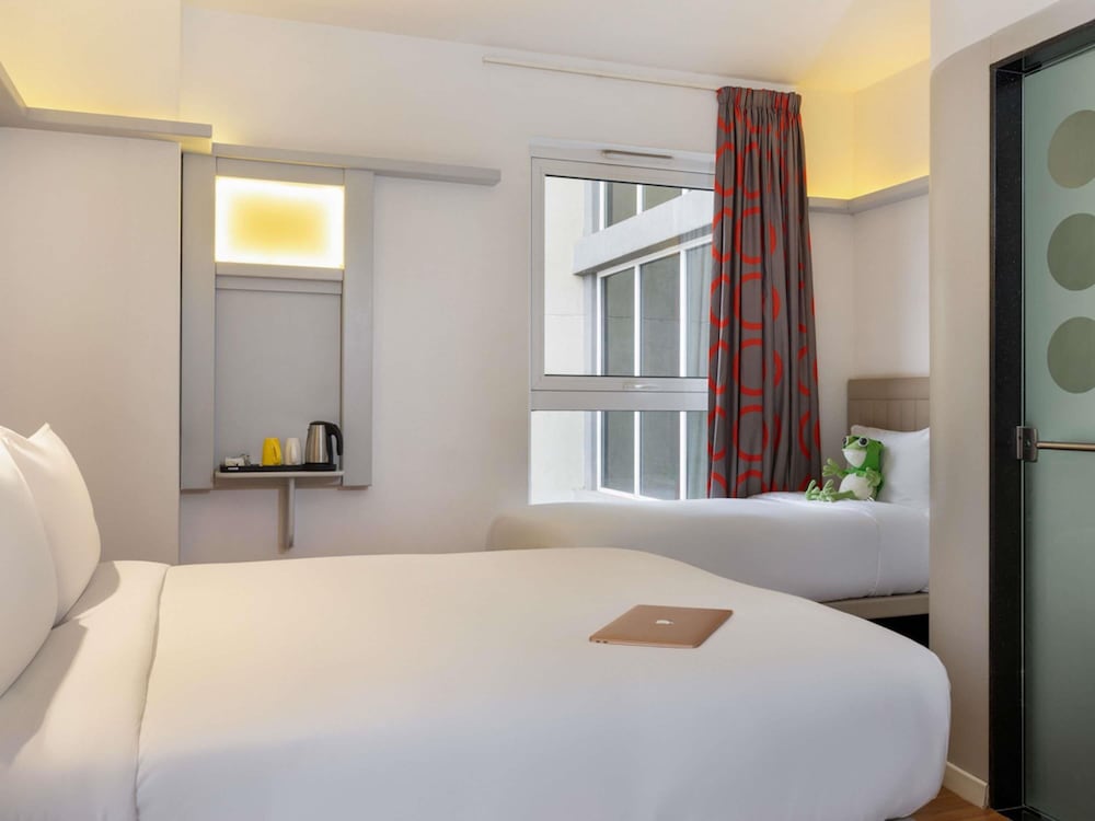 Habitación estándar con una cama individual y una cama doble del hotel Ibis Styles Nairobi Westlands. Foto 2