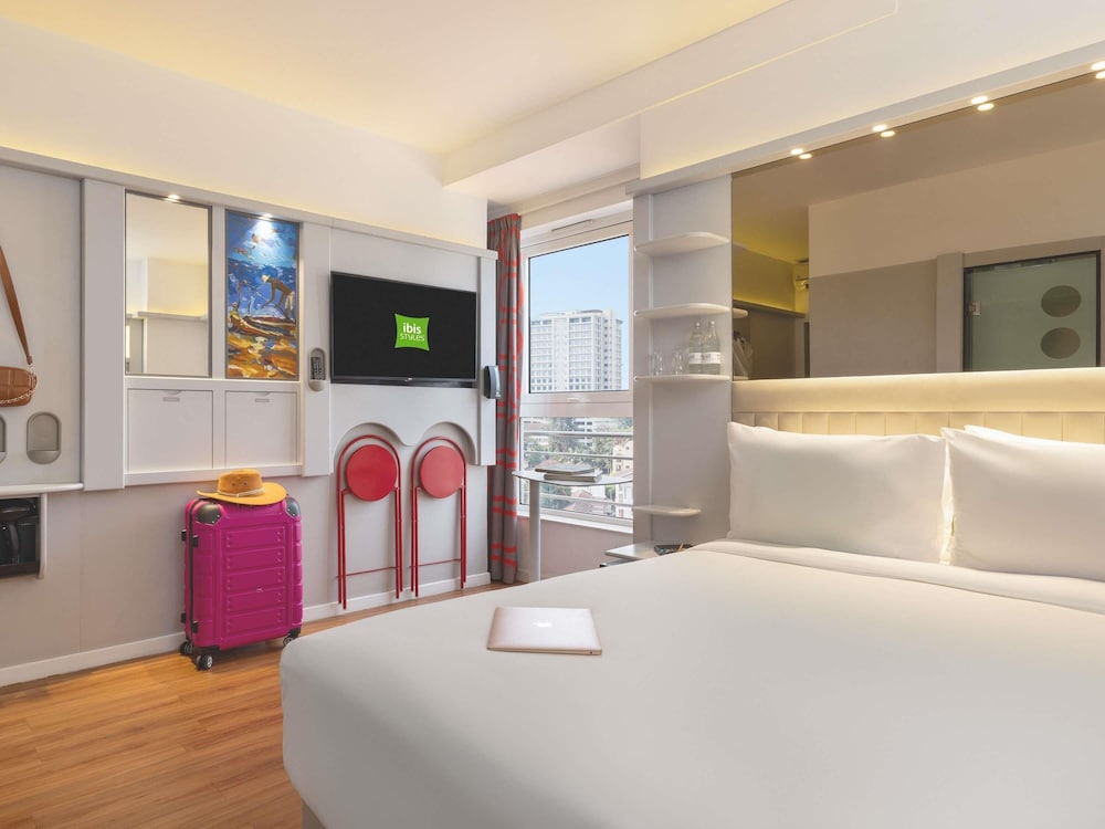 Habitación estándar con una cama individual y una cama doble del hotel Ibis Styles Nairobi Westlands. Foto 5