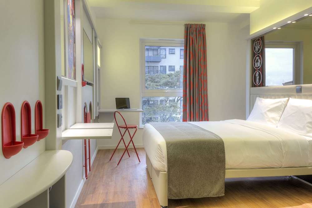 Habitación Estándar con 3 camas individuales del hotel Ibis Styles Nairobi Westlands. Foto 3
