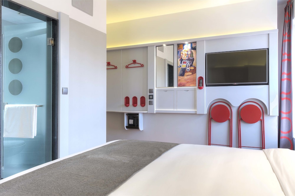 Habitación Estándar con 3 camas individuales del hotel Ibis Styles Nairobi Westlands. Foto 4
