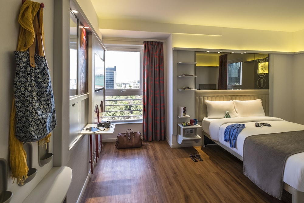 Habitación Estándar con 3 camas individuales del hotel Ibis Styles Nairobi Westlands. Foto 7
