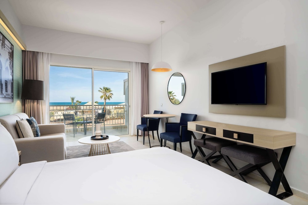 Habitación ejecutiva, frente a la playa (Lounge Access) del hotel Radisson Blu Resort, Saidia Beach. Foto 1