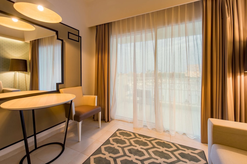 Habitación Premium, balcón, vistas parciales al mar del hotel Radisson Blu Resort, Saidia Beach. Foto 1