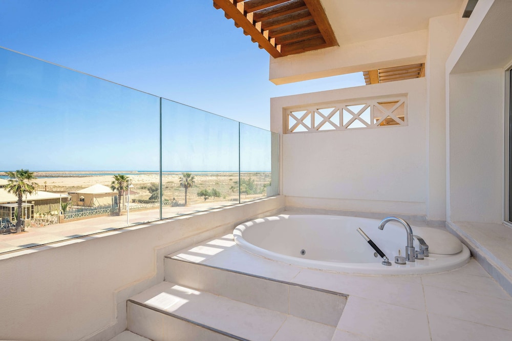Suite Royal, frente a la playa del hotel Radisson Blu Resort, Saidia Beach. Foto 2