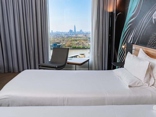 Habitación Doble Superior - 2 camas, con vistas a la ciudad del hotel NOVOTEL CANARY WHARF. Foto 1