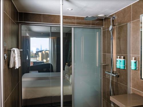 Habitación Doble Superior - 2 camas, con vistas a la ciudad del hotel NOVOTEL CANARY WHARF. Foto 2