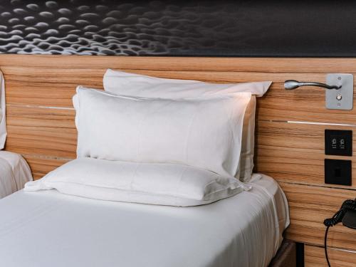 Habitación Doble Superior con vistas a la ciudad del hotel NOVOTEL CANARY WHARF. Foto 3