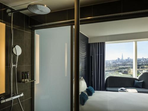 Habitación Doble Superior con vistas a la ciudad del hotel NOVOTEL CANARY WHARF. Foto 2