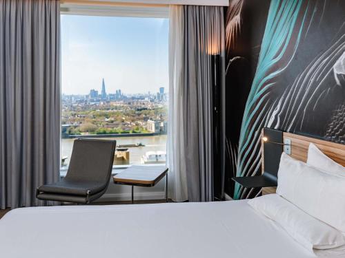 Habitación Doble Superior con vistas a la ciudad del hotel NOVOTEL CANARY WHARF. Foto 3