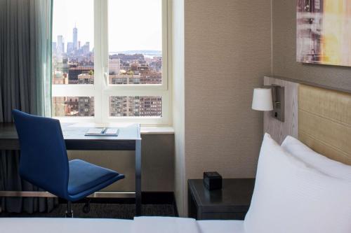 Habitación con cama extragrande y vistas a la ciudad - Adaptada para personas con discapacidad auditiva del hotel Doubletree By Hilton New York Times Square West. Foto 1