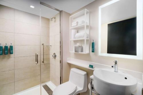 Habitación con cama extragrande y vistas a la ciudad - Adaptada para personas con discapacidad auditiva del hotel Doubletree By Hilton New York Times Square West. Foto 8