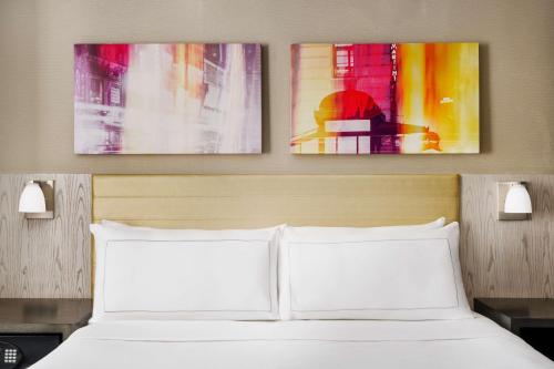Habitación con cama extragrande y ducha a ras de suelo del hotel Doubletree By Hilton New York Times Square West. Foto 5
