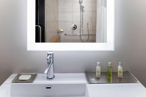 Habitación Doble Estándar con 2 camas dobles del hotel Doubletree By Hilton New York Times Square West