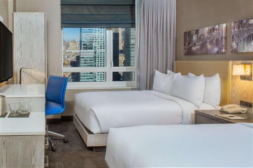 Habitación Doble Estándar con 2 camas dobles del hotel Doubletree By Hilton New York Times Square West. Foto 2