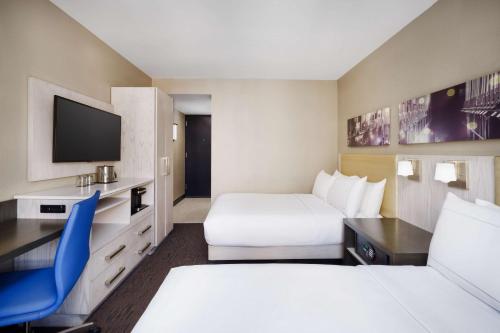 Habitación Doble Estándar con 2 camas dobles del hotel Doubletree By Hilton New York Times Square West. Foto 7