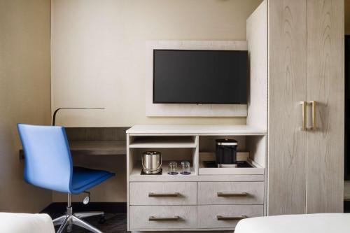 Habitación Doble Estándar con 2 camas dobles del hotel Doubletree By Hilton New York Times Square West. Foto 8
