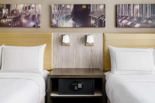 Habitación Doble Estándar con 2 camas dobles del hotel Doubletree By Hilton New York Times Square West. Foto 10
