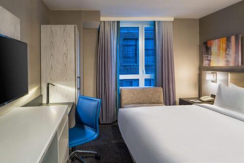 Habitación - 1 cama extragrande - Vistas al centro del hotel Doubletree By Hilton New York Times Square West. Foto 4