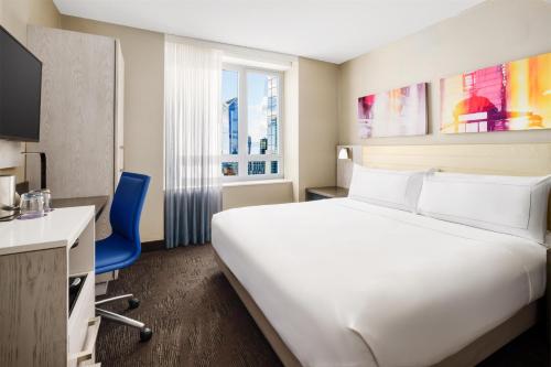 Habitación - 1 cama extragrande - Vistas al centro del hotel Doubletree By Hilton New York Times Square West. Foto 9