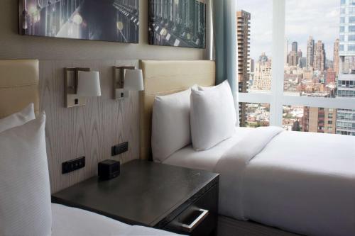 Habitación Prémium con 2 camas dobles y vistas a la ciudad del hotel Doubletree By Hilton New York Times Square West