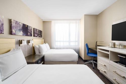 Habitación Prémium con 2 camas dobles y vistas a la ciudad del hotel Doubletree By Hilton New York Times Square West. Foto 6