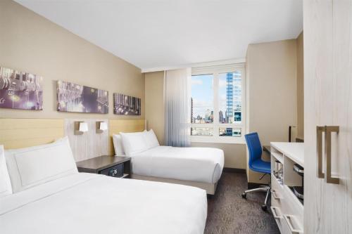 Habitación Prémium con 2 camas dobles y vistas a la ciudad del hotel Doubletree By Hilton New York Times Square West. Foto 9