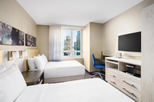 Habitación Doble con vistas a la ciudad del hotel Doubletree By Hilton New York Times Square West. Foto 9