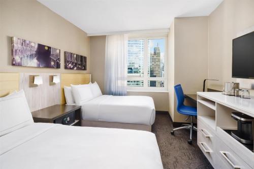 Habitación Doble con vistas a la ciudad del hotel Doubletree By Hilton New York Times Square West. Foto 10