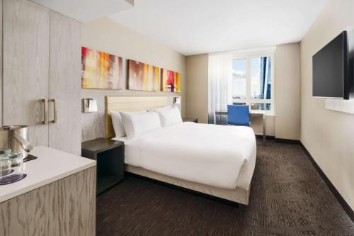 Habitación con cama extragrande y vistas a la ciudad - Adaptada para personas con discapacidad auditiva del hotel Doubletree By Hilton New York Times Square West. Foto 12