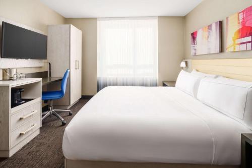 Habitación con cama extragrande y vistas a la ciudad del hotel Doubletree By Hilton New York Times Square West. Foto 5