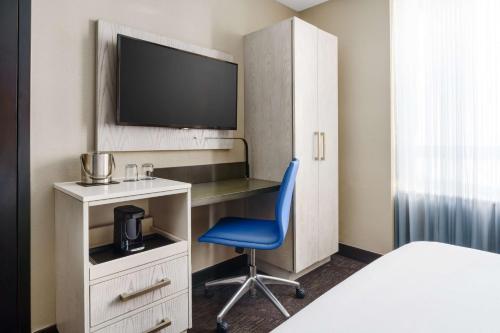 Habitación con cama extragrande y vistas a la ciudad del hotel Doubletree By Hilton New York Times Square West. Foto 7