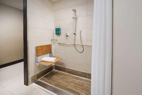 Habitación con cama extragrande y ducha a ras de suelo del hotel Doubletree By Hilton New York Times Square West. Foto 7