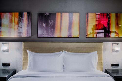 Habitación con cama extragrande - Adaptada para personas con discapacidad auditiva del hotel Doubletree By Hilton New York Times Square West. Foto 2