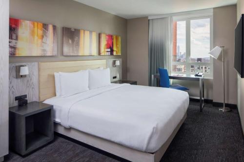Habitación con cama extragrande y vistas a la ciudad - Adaptada para personas con discapacidad auditiva del hotel Doubletree By Hilton New York Times Square West. Foto 1