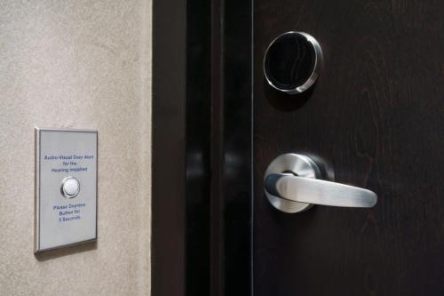 Habitación con cama extragrande y vistas a la ciudad - Adaptada para personas con discapacidad auditiva del hotel Doubletree By Hilton New York Times Square West. Foto 7